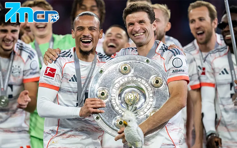 Bayern Munich ăn mừng chức vô địch Bundesliga 2024/25