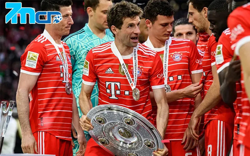 Bayern Munich với Chiếc đĩa bạc, biểu tượng vô địch Bundesliga